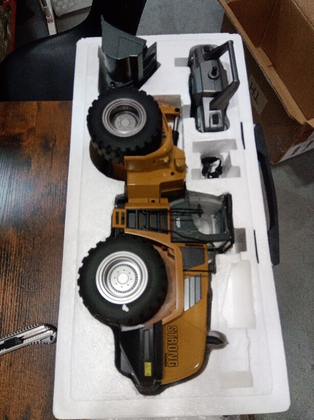 TOUCAN RC HOBBY Fast Free Shipping Second Hand US Stock HUINA 1/14 1583 Electric Lifting RC Loader Lights Sound for Construction Vehicle Enthusiast