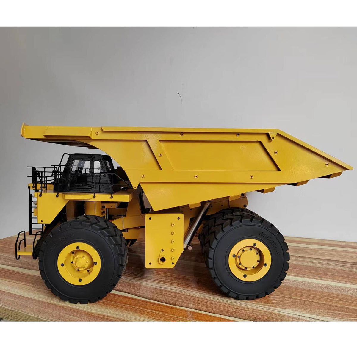 TOUCAN RC HOBBY  793D 1/20 Metal Hydraulic Dump Truck Model 2Speed Transmission 4 Wheel Spring Suspension Lights 21KG Heavyweight No Sound System
