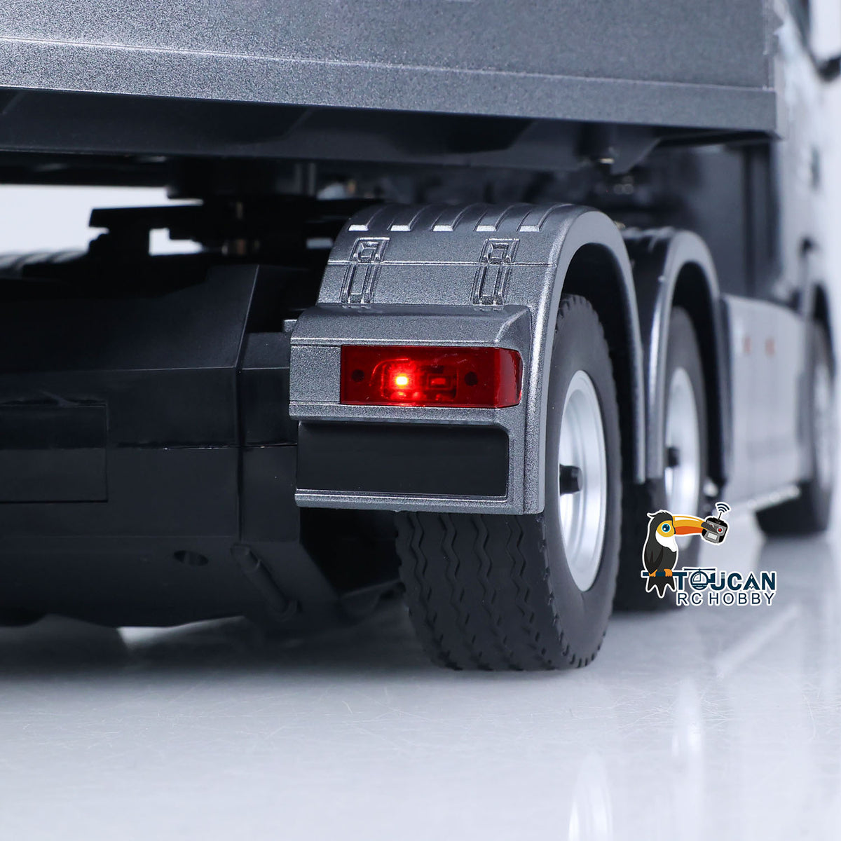 TOUCAN RC HOBBY HUINA 770S 1/18 Remote Control Tractor Truck Electric Support Legs Tail Board 3Axle Plastic Semi Flatbed Trailer RTR Light System