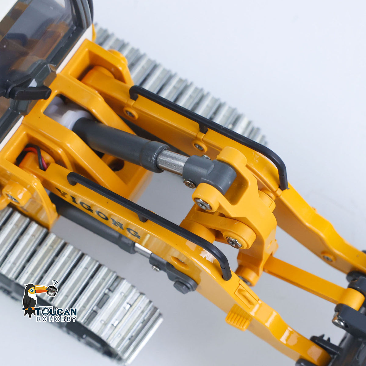 TOUCAN RC HOBBY Yi Gong 1:50 RC Electric Lifting Loader LR636 RTR Remote Controlled 2.4G Construction Vehicle Metal Bucket Tracks Ripper Light Sound Battery USB