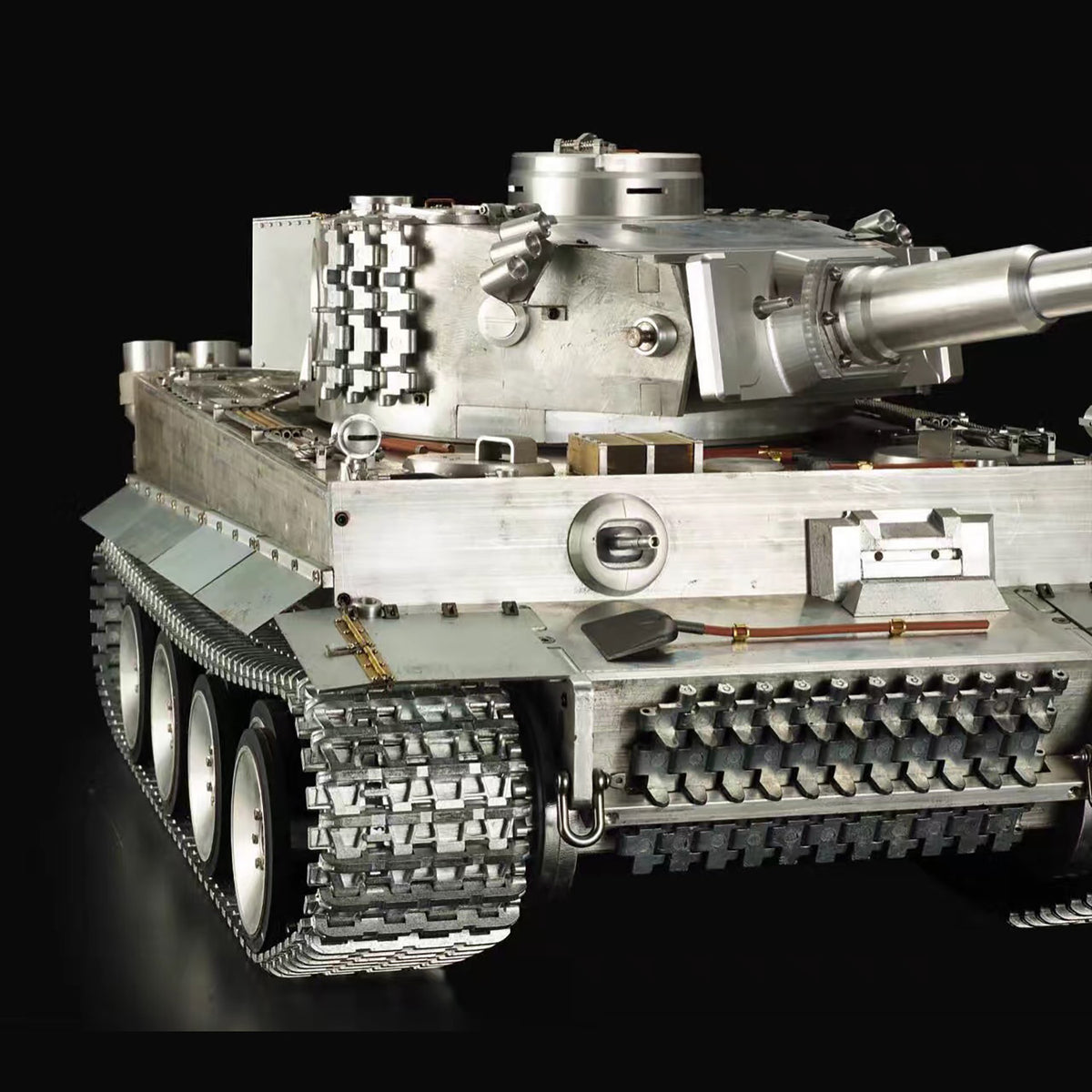Heng Long 1/6 RC Tank German Tiger I 3818 - Full Metal 135KG Net Weigh